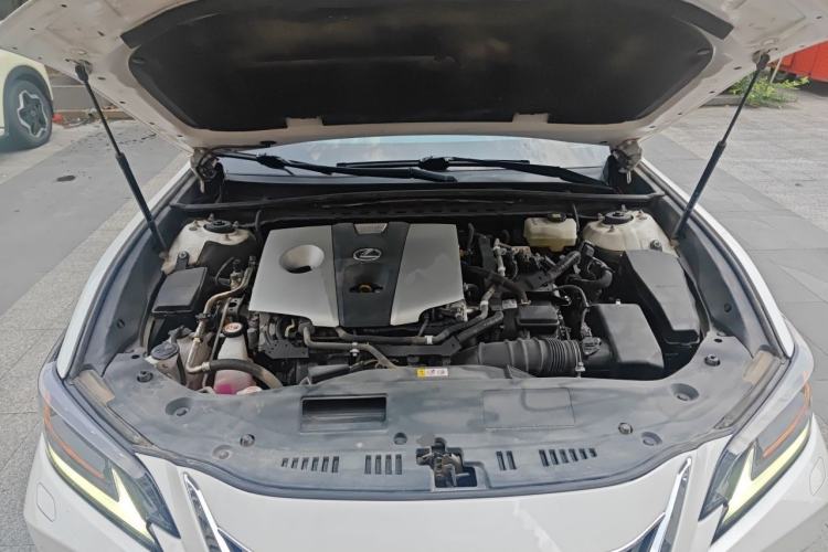Used Lexus ES 2020 300h Deluxe Edition Engine Bay