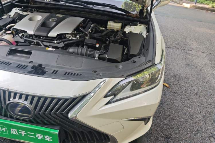 Used Lexus ES 2020 300h Premier Edition Engine Bay Left
