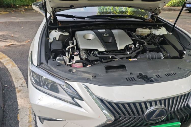 Used Lexus ES 2020 300h Premier Edition Engine Bay Right