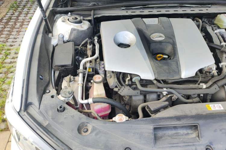Used Lexus ES 2020 300h Premier Edition Engine Bay Right