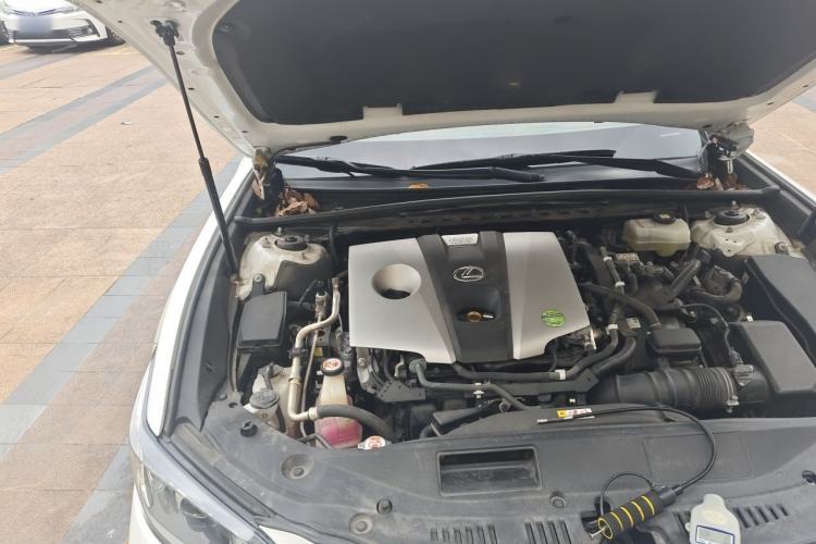 Used Lexus ES 2020 300h Premier Edition Engine Bay Right