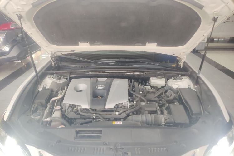 Used Lexus ES 2020 300h Premier Edition Engine Bay