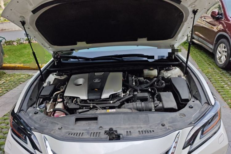 Used Lexus ES 2020 300h Deluxe Edition Engine Bay
