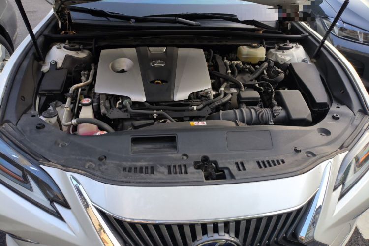 Used Lexus ES 2020 300h Premium Edition Engine Bay