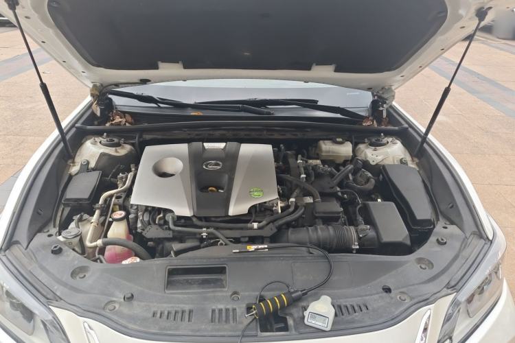 Used Lexus ES 2020 300h Premier Edition Engine Bay