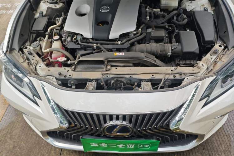 Used Lexus ES 2020 300h Premier Edition Engine Bay