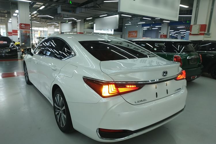 Used Lexus ES 2020 300h Premier Edition Exterior 2