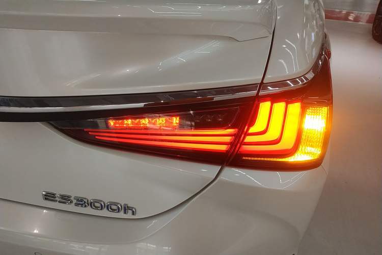 Used Lexus ES 2020 300h Premier Edition Exterior 3