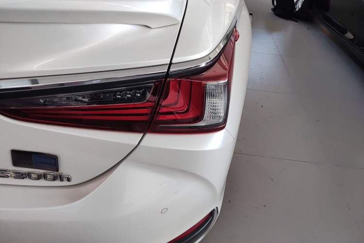 Used Lexus ES 2020 300h Premier Edition Exterior 3