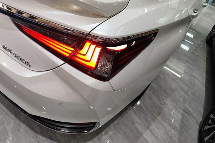 Used Lexus ES 2020 300h Premier Edition Exterior 3