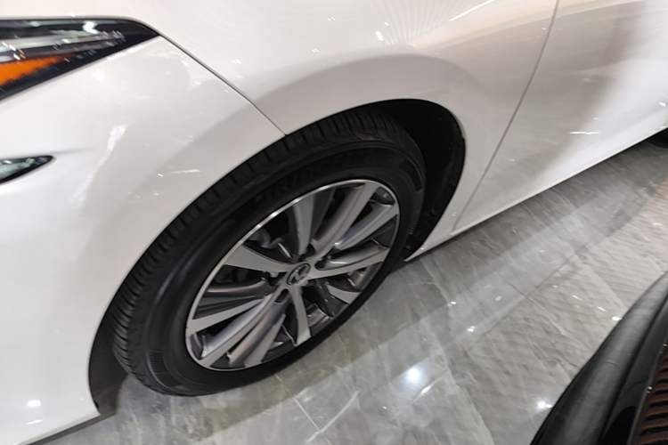 Used Lexus ES 2020 300h Premier Edition Exterior 4