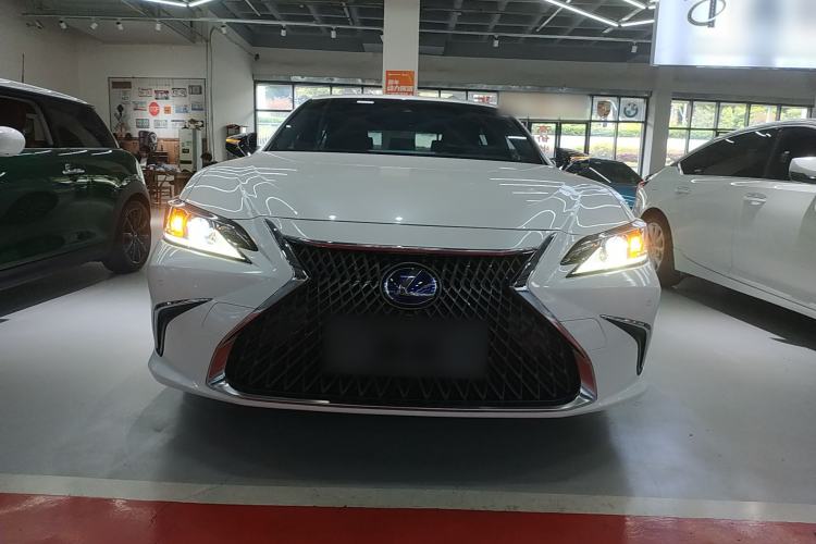 Used Lexus ES 2020 300h Premier Edition Front