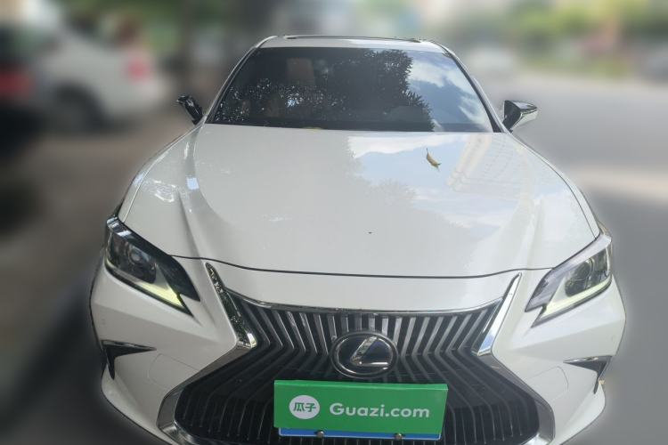Used Lexus ES 2020 300h Premier Edition Front