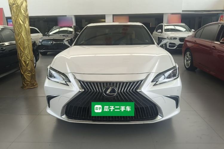 Used Lexus ES 2020 300h Premier Edition Front