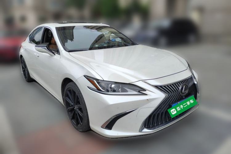 Used Lexus ES 2020 200 Luxury Edition Front Right 45 Deg