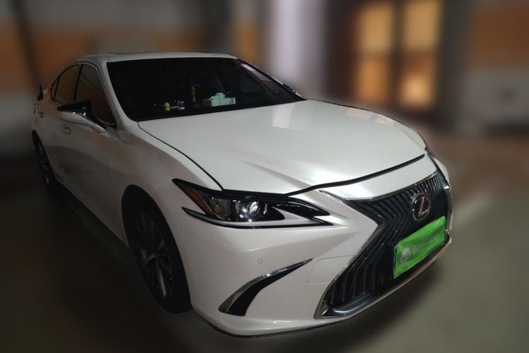 Used Lexus ES 2020 300h Premier Edition Front Right 45 Deg