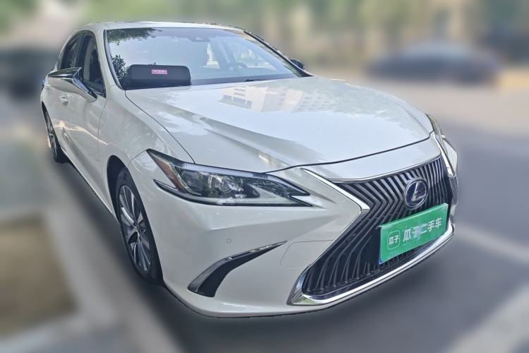 Used Lexus ES 2020 300h Premier Edition Front Right 45 Deg