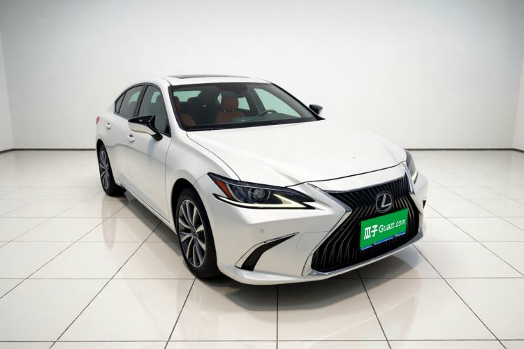 Used Lexus ES 2020 300h Premier Edition Front Right 45 Deg