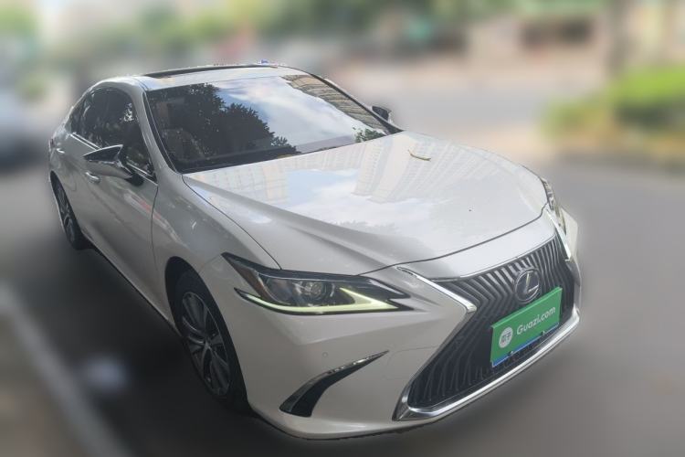 Used Lexus ES 2020 300h Premier Edition Front Right 45 Deg