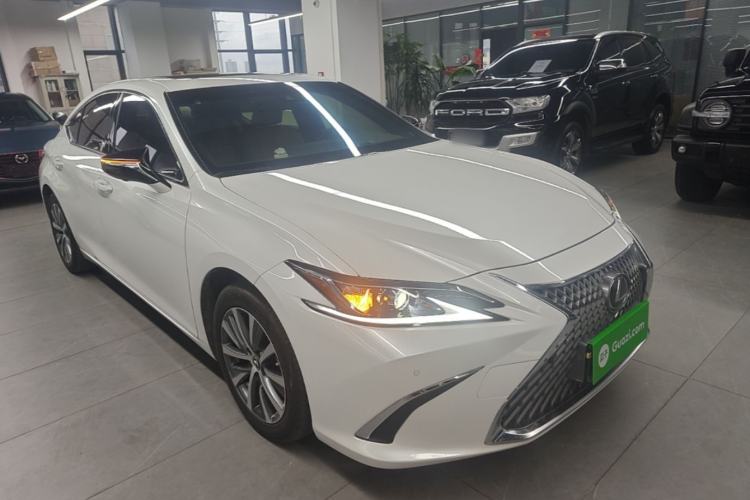 Used Lexus ES 2020 260 Excellence Edition Front Right 45 Deg