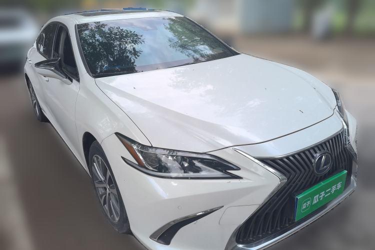Used Lexus ES 2020 300h Premier Edition Front Right 45 Deg