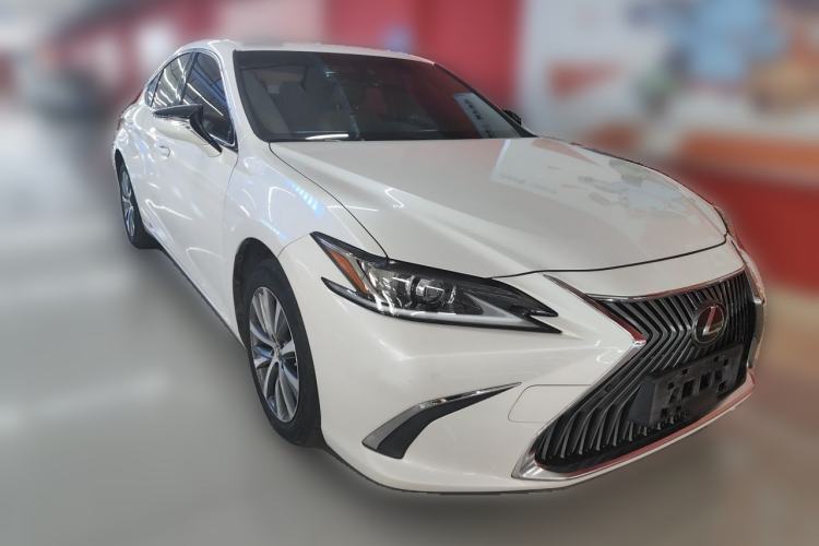 Used Lexus ES 2020 200 Excellence Edition Front Right 45 Deg