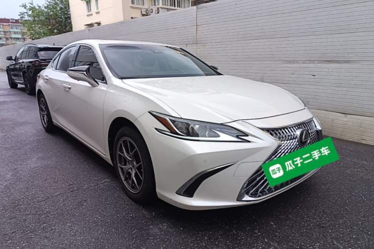 Used Lexus ES 2020 200 Excellence Edition Front Right 45 Deg