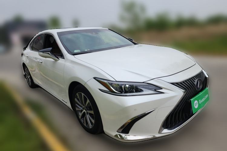 Used Lexus ES 2020 300h Premier Edition Front Right 45 Deg