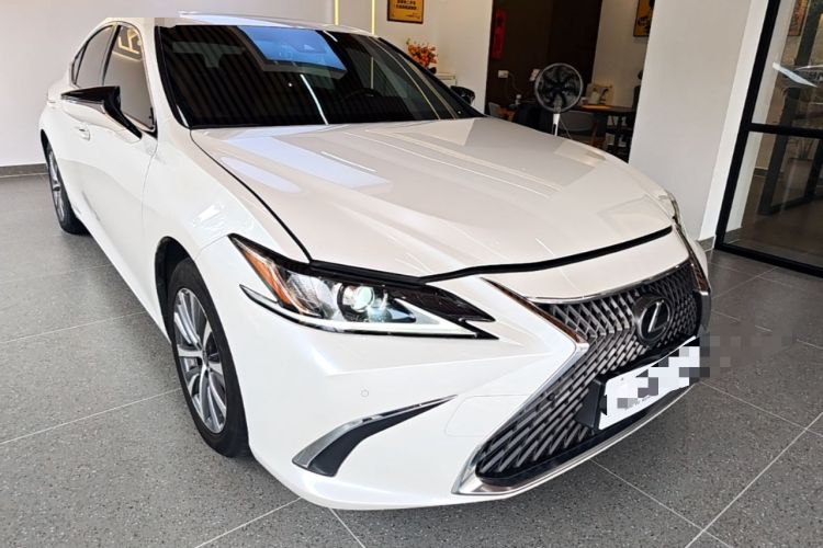 Used Lexus ES 2020 200 Excellence Edition Front Right 45 Deg