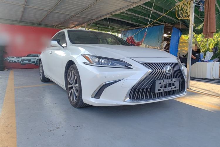 Used Lexus ES 2020 200 Excellence Edition Front Right 45 Deg