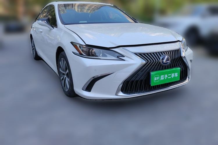 Used Lexus ES 2020 300h Premier Edition Front Right 45 Deg
