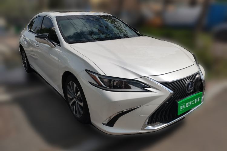 Used Lexus ES 2020 300h Premier Edition Front Right 45 Deg