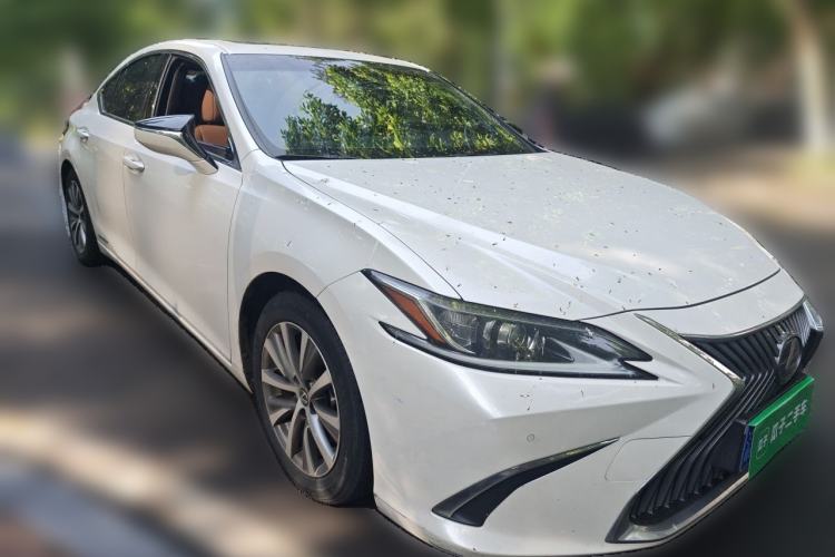 Used Lexus ES 2020 300h Premier Edition Front Right 45 Deg