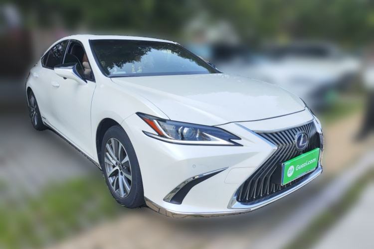Used Lexus ES 2020 300h Premier Edition Front Right 45 Deg