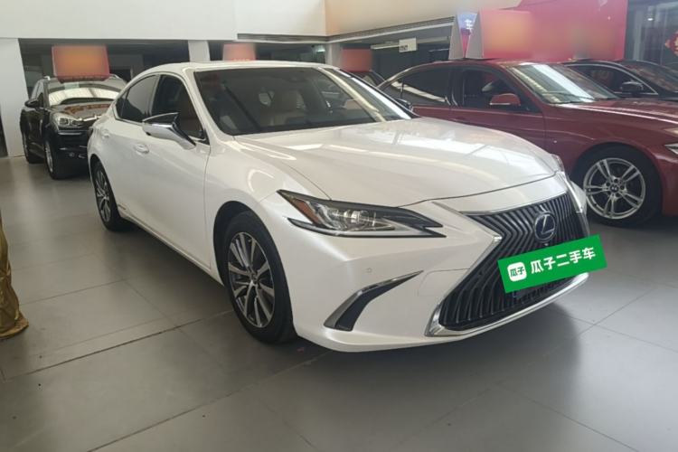 Used Lexus ES 2020 300h Premier Edition Front Right 45 Deg