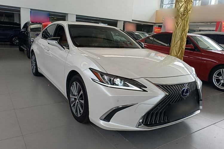 Used Lexus ES 2020 300h Premier Edition Front Right 45 Deg
