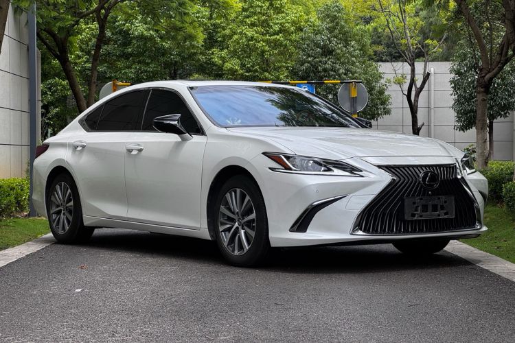 Used Lexus ES 2020 200 Excellence Edition Front Right 45 Deg
