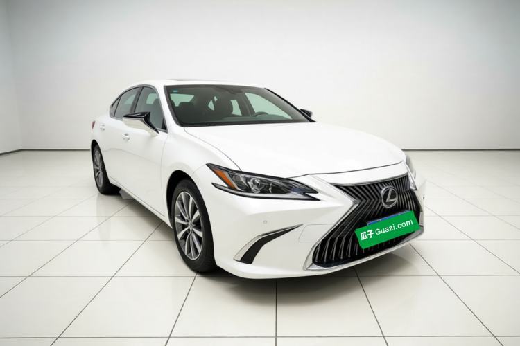 Used Lexus ES 2020 300h Premier Edition Front Right 45 Deg