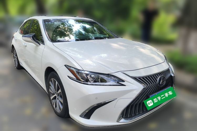 Used Lexus ES 2020 300h Premier Edition Front Right 45 Deg
