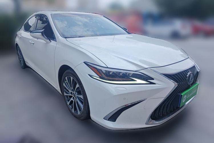Used Lexus ES 2020 300h Deluxe Edition Front Right 45 Deg