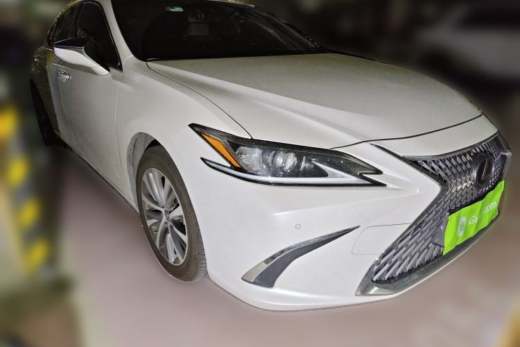 Used Lexus ES 2020 200 Luxury Edition Front Right 45 Deg