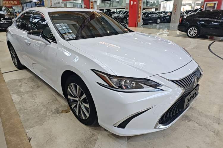 Used Lexus ES 2020 200 Excellence Edition Front Right 45 Deg