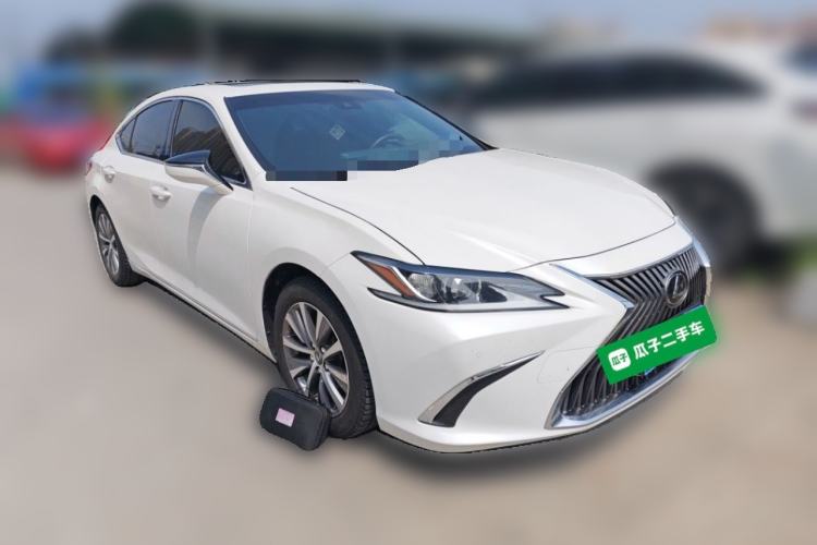 Used Lexus ES 2020 200 Excellence Edition Front Right 45 Deg