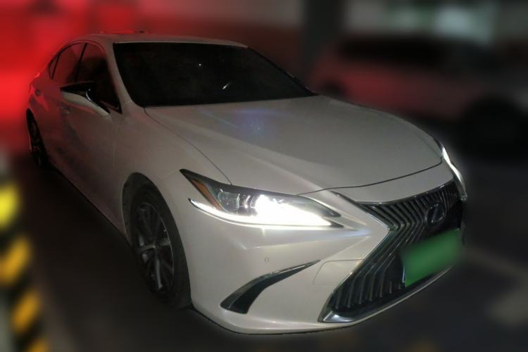 Used Lexus ES 2020 300h Premier Edition Front Right 45 Deg