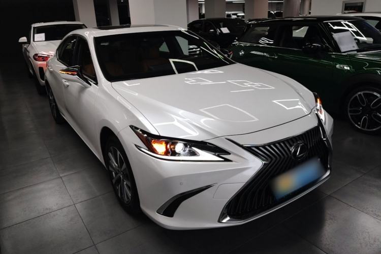 Used Lexus ES 2020 200 Excellence Edition Front Right 45 Deg