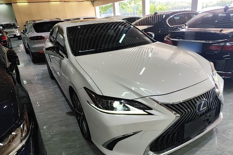 Used Lexus ES 2020 300h Premier Edition Front Right 45 Deg