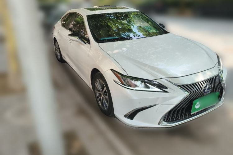 Used Lexus ES 2020 300h Premier Edition Front Right 45 Deg