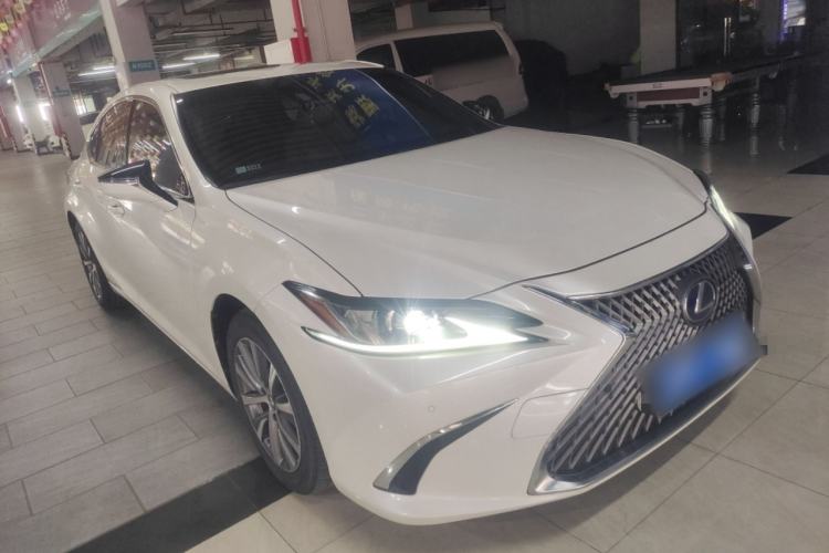 Used Lexus ES 2020 300h Premier Edition Front Right 45 Deg
