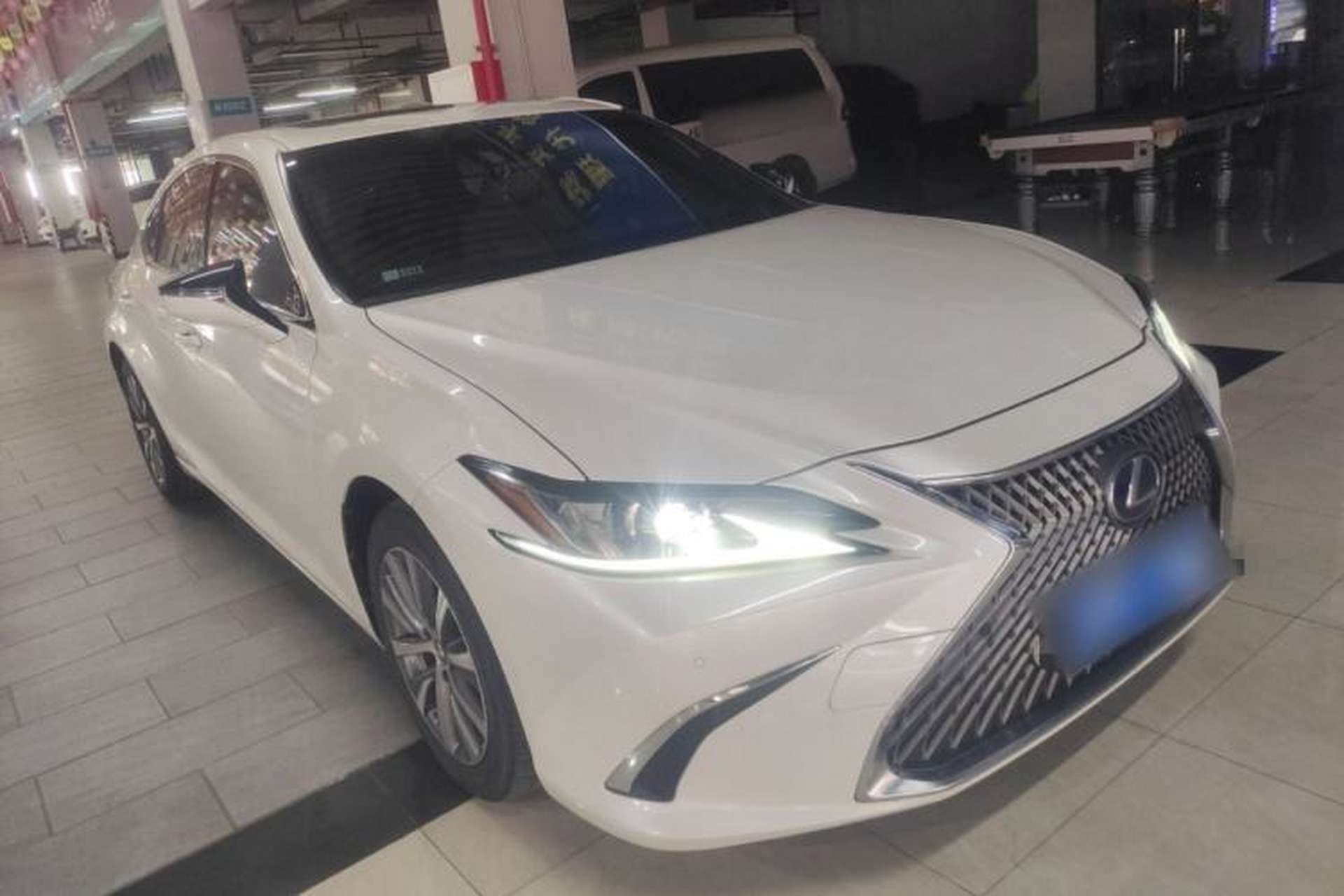 Used Lexus ES 2020 300h Premier Edition Front Right 45 Deg