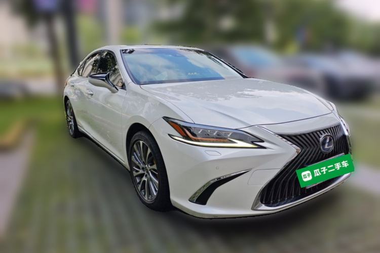 Used Lexus ES 2020 300h Deluxe Edition Front Right 45 Deg